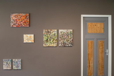 Schilderijen aan de wand in het bijgebouw van het verenigingsgebouw in Veenhuizen